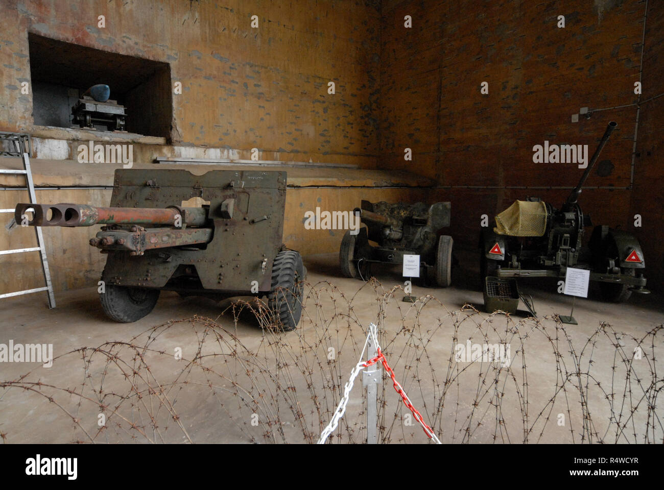 WW11 pistole di campo sul display interno del Batterei Todt, un enorme bunker di cemento vicino Audresselles in Calais/ Boulogne strada costiera a nord di Fran Foto Stock