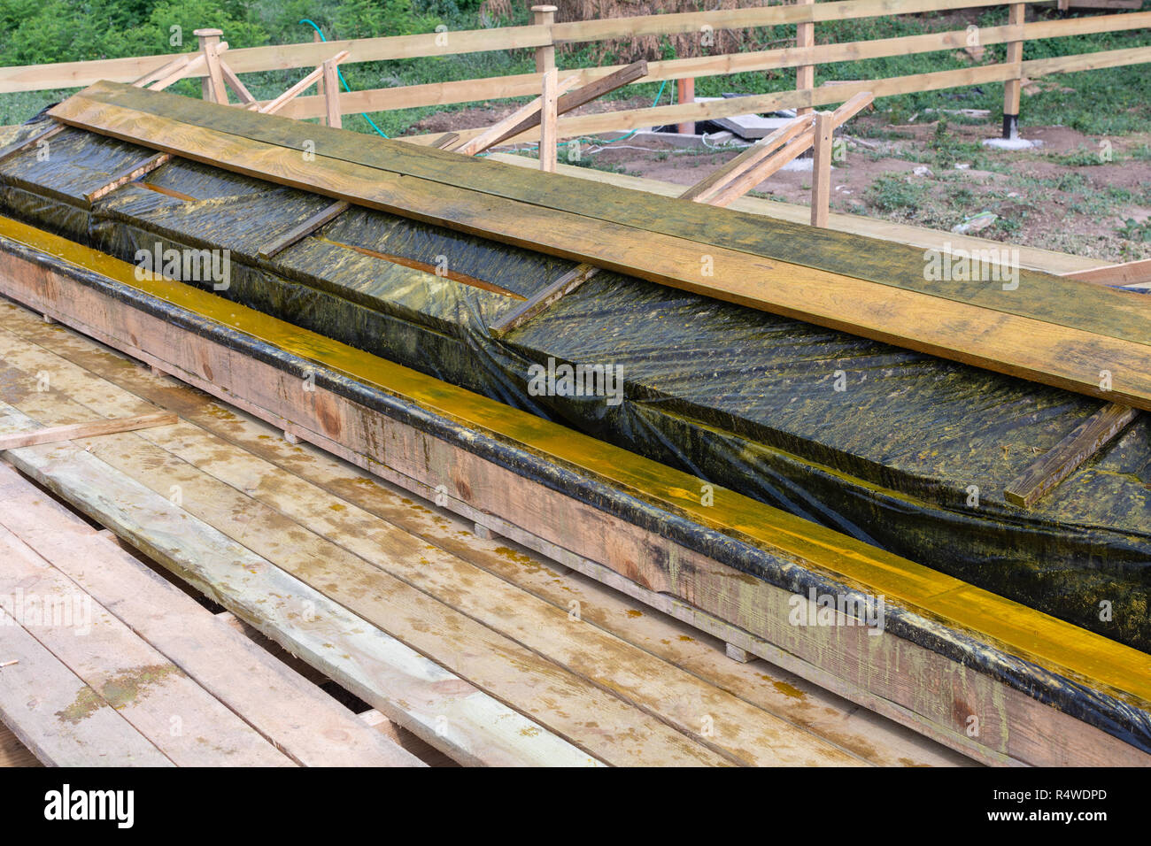 Bagno in legno per impregnazione di costruzione di schede con protezione antisettica. Copre le schede antisettico. Foto Stock