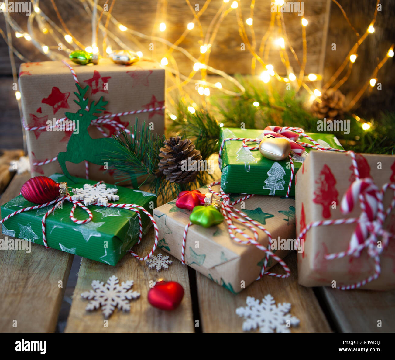 Piccoli regali impacchettati e luci festose per un Buon Natale / vacanze felici Foto Stock