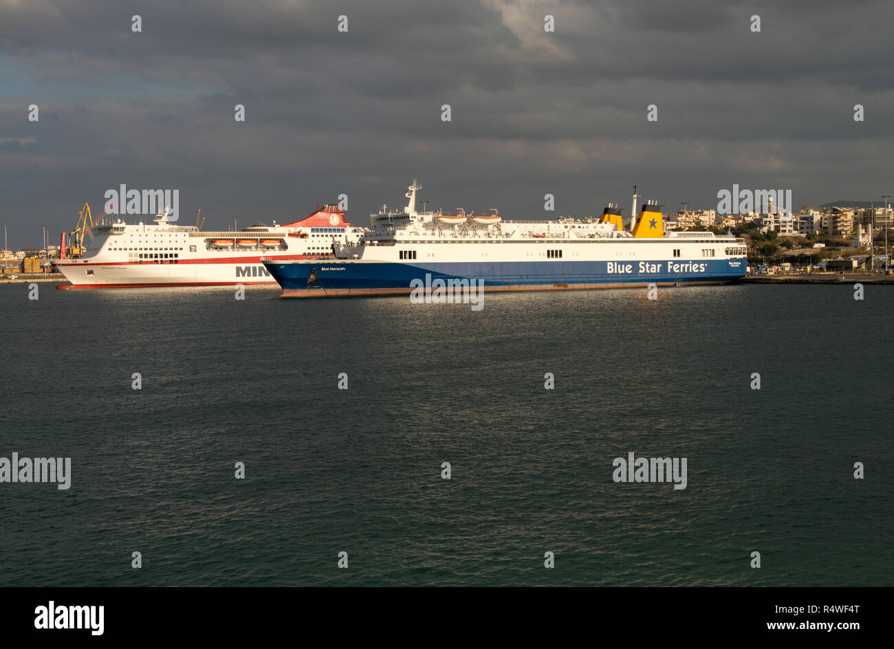 Hania harbour con traghetti per la Grecia continentale. Blue Star Ferry linee Blue Horizon e linee Minoen traghetto Mykonos Palace. Foto Stock