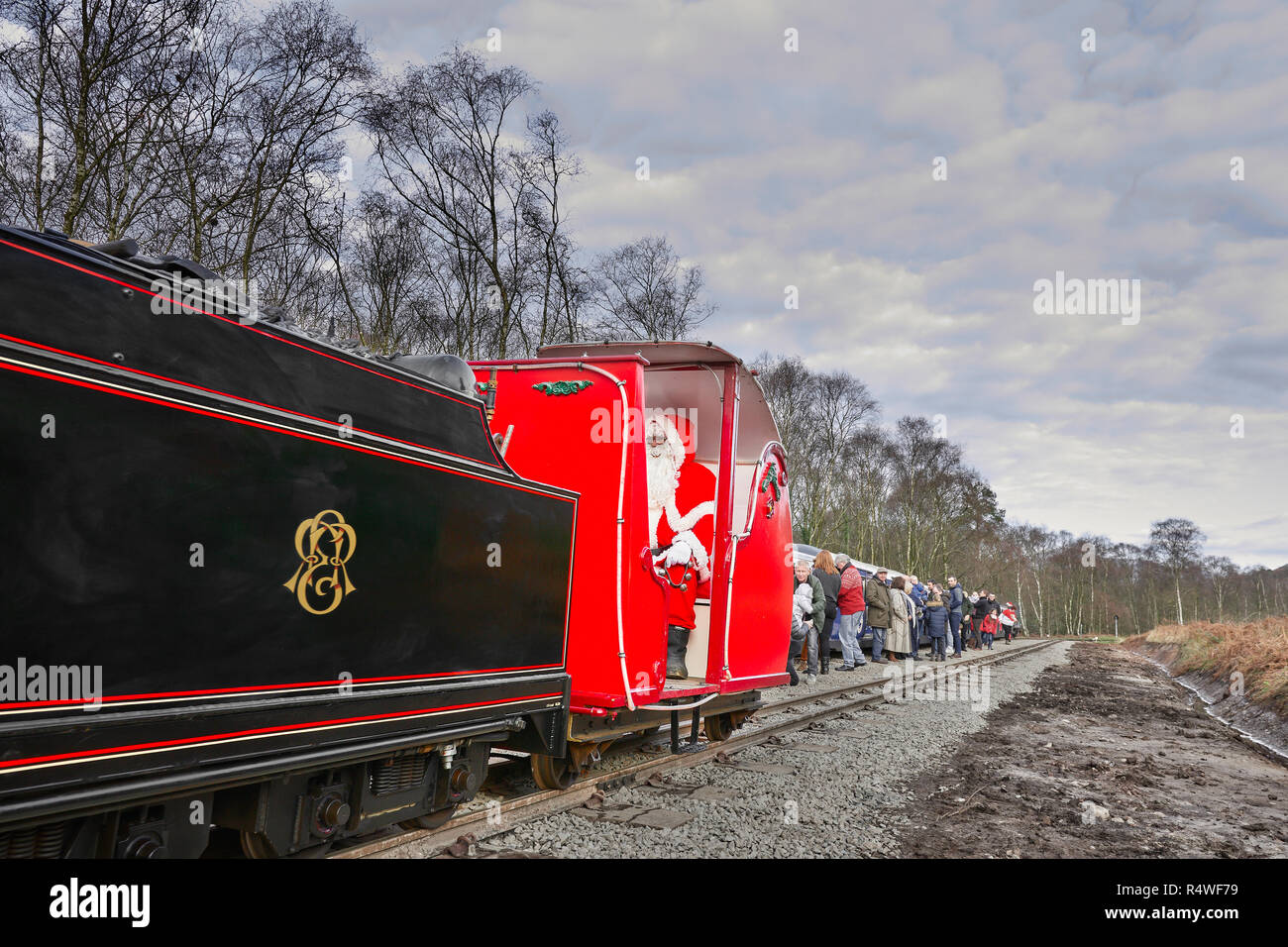 Babbo Natale, Babbo Natale, arriva in treno sul Ravenglass e Eskdale railway, Lake District, Cumbria, Inghilterra. Foto Stock