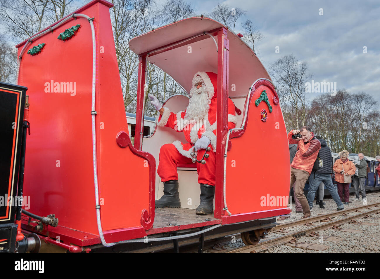Babbo Natale, Babbo Natale, arriva in treno sul Ravenglass e Eskdale railway, Lake District, Cumbria, Inghilterra. Foto Stock