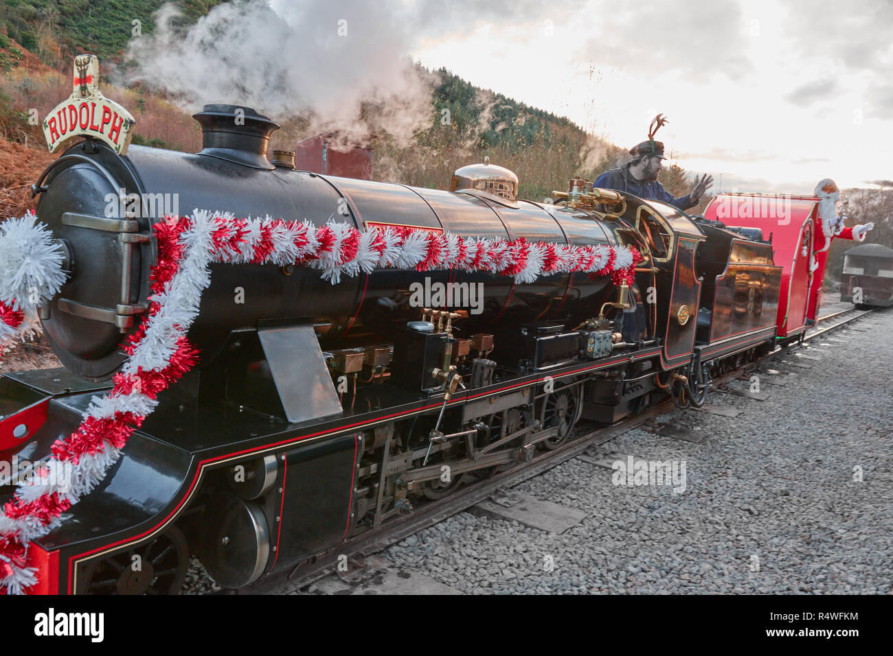 Babbo Natale, Babbo Natale, lascia in treno sulla Ravenglass e Eskdale railway, Lake District, Cumbria, Inghilterra. Foto Stock