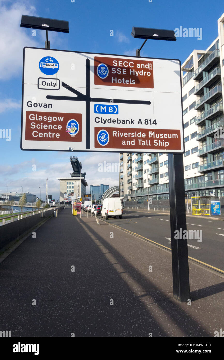 Cartello stradale che conduce al SSE Idro e l'Armadillo, Glasgow, Scotland, Regno Unito Foto Stock
