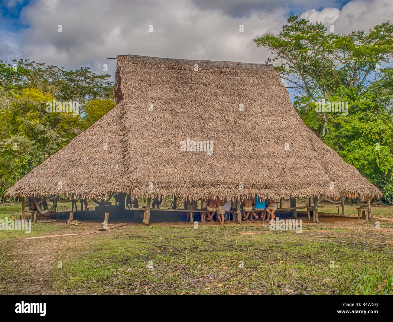 Iquitos, Perù- Mar 28, 2018: Casa di Yagua tribù indiane Foto Stock