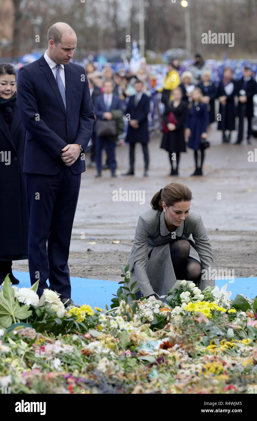 Il Duca e la Duchessa di Cambridge posarono fiori nel sito tributo vicino al King Power Stadium del Leicester City Football Club, durante una visita a Leicester per rendere omaggio a coloro che sono stati uccisi durante il crash dell'elicottero il mese scorso. Foto Stock