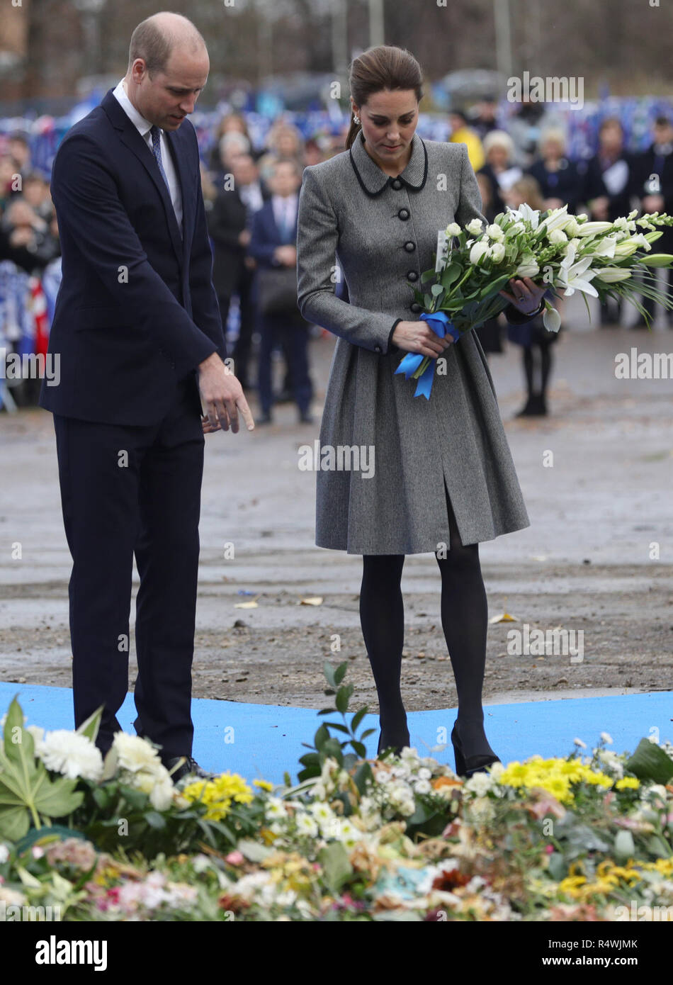 Il Duca e la Duchessa di Cambridge posarono fiori nel sito tributo vicino al King Power Stadium del Leicester City Football Club, durante una visita a Leicester per rendere omaggio a coloro che sono stati uccisi durante il crash dell'elicottero il mese scorso. Foto Stock
