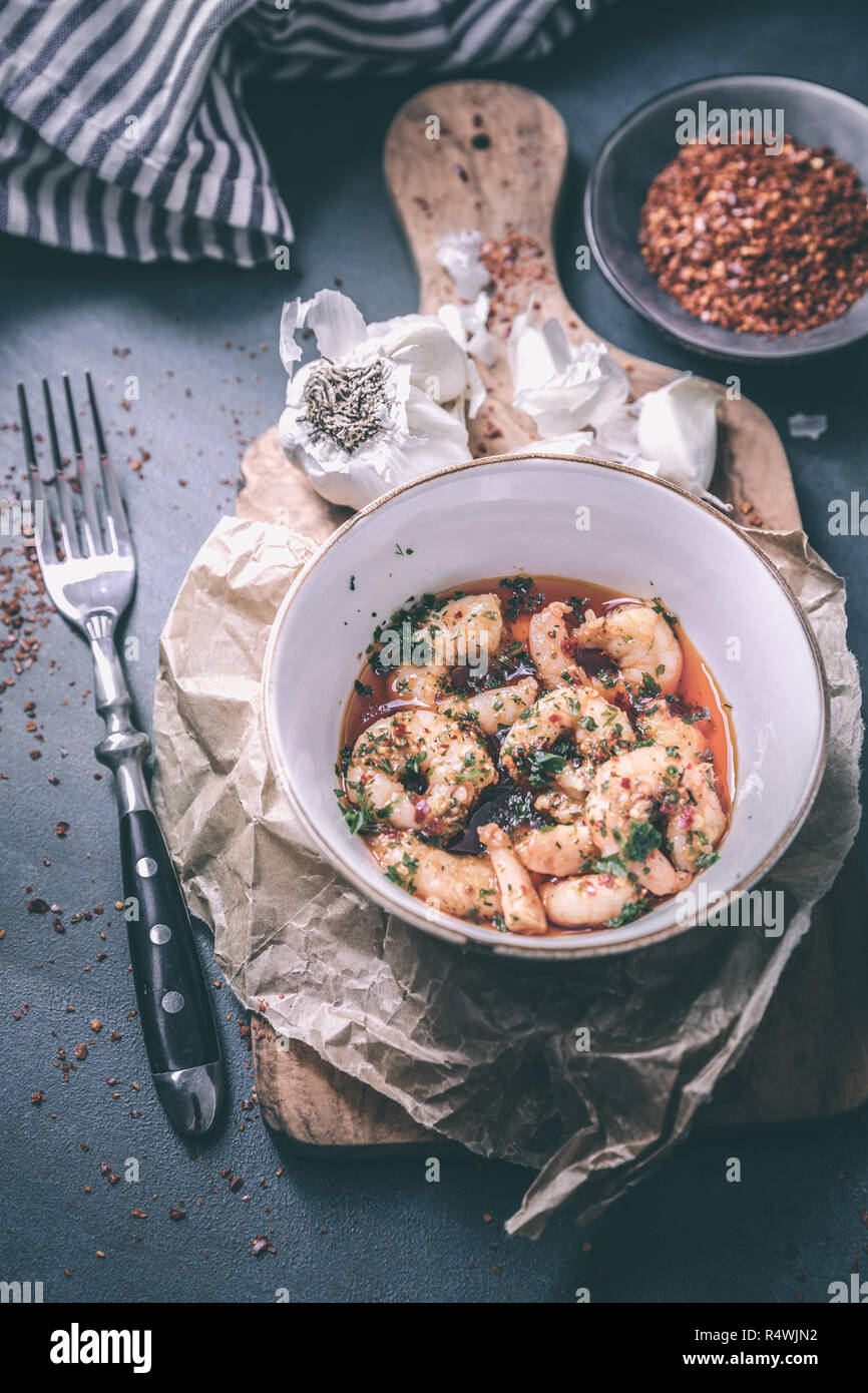 Gamberi Peperoncino in tapas con erbe aromatiche Foto Stock