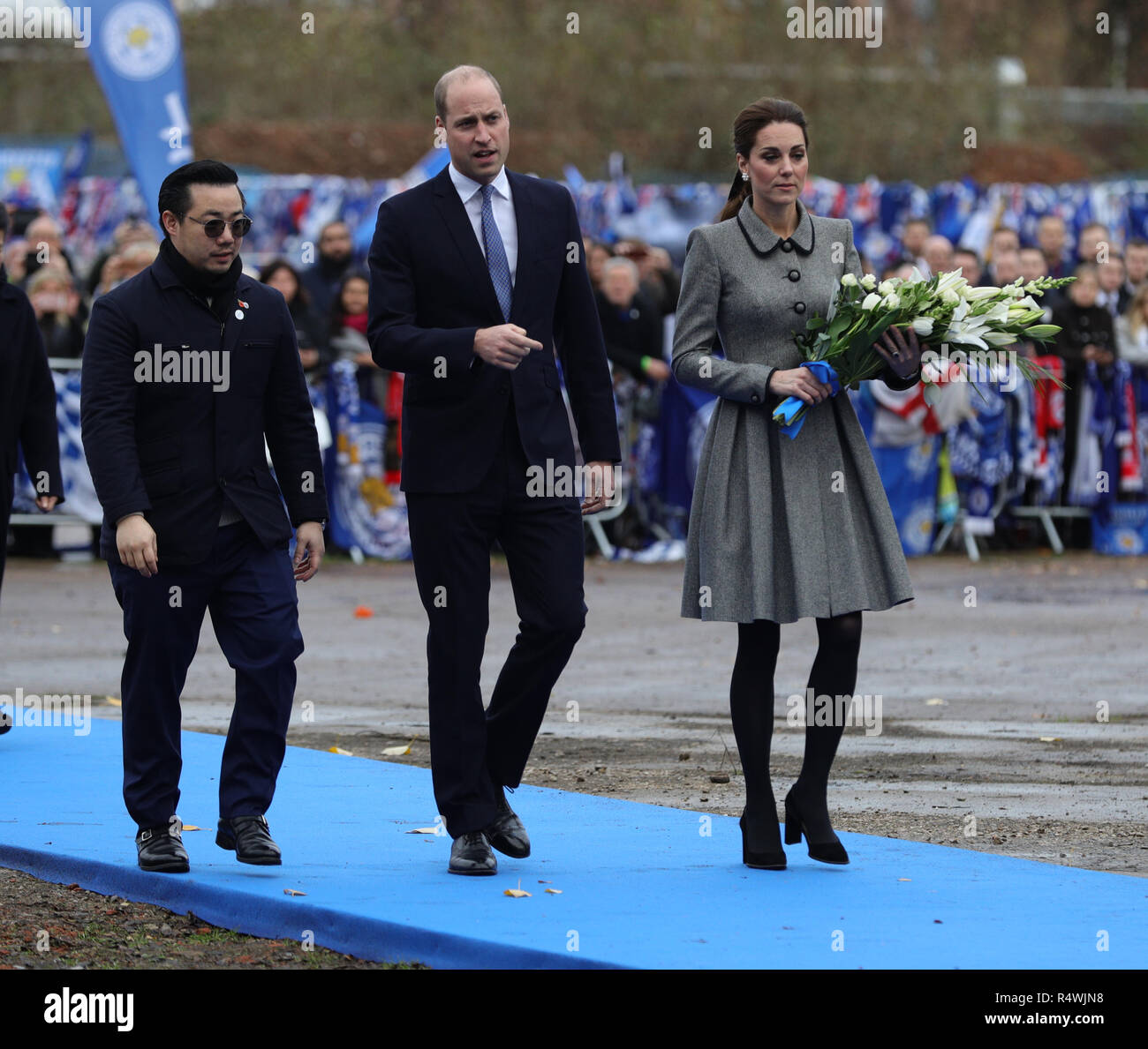 Il Duca e la Duchessa di Cambridge, accompagnati dalla famiglia del proprietario di Leicester City, Vichai Srivaddhanaprabha, posero fiori nel sito tributo vicino al King Power Stadium del Leicester City Football Club, durante una visita a Leicester per rendere omaggio a coloro che sono stati uccisi durante l'incidente dell'elicottero il mese scorso. Foto Stock