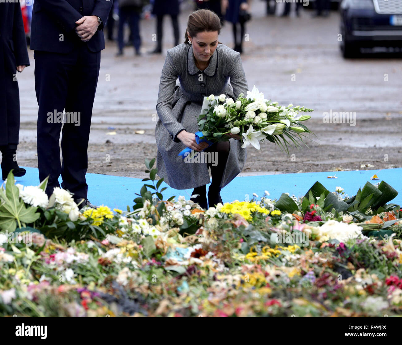 La Duchessa di Cambridge stabilisce i fiori presso il sito di tributo vicino a Leicester City Football ClubÕs re lo stadio di potenza, durante una visita a Leicester per rendere omaggio a coloro che sono stati uccisi in Elicottero incidente il mese scorso. Foto Stock