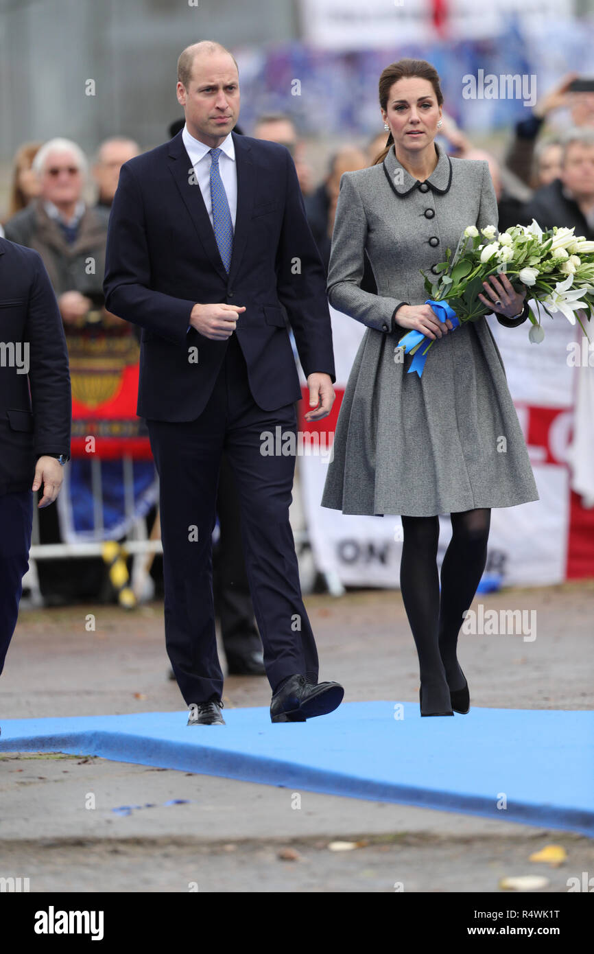 Il Duca e la Duchessa di Cambridge fiori laici presso il sito di tributo vicino a Leicester City Football ClubÕs re lo stadio di potenza, durante una visita a Leicester per rendere omaggio a coloro che sono stati uccisi in Elicottero incidente il mese scorso. Foto Stock
