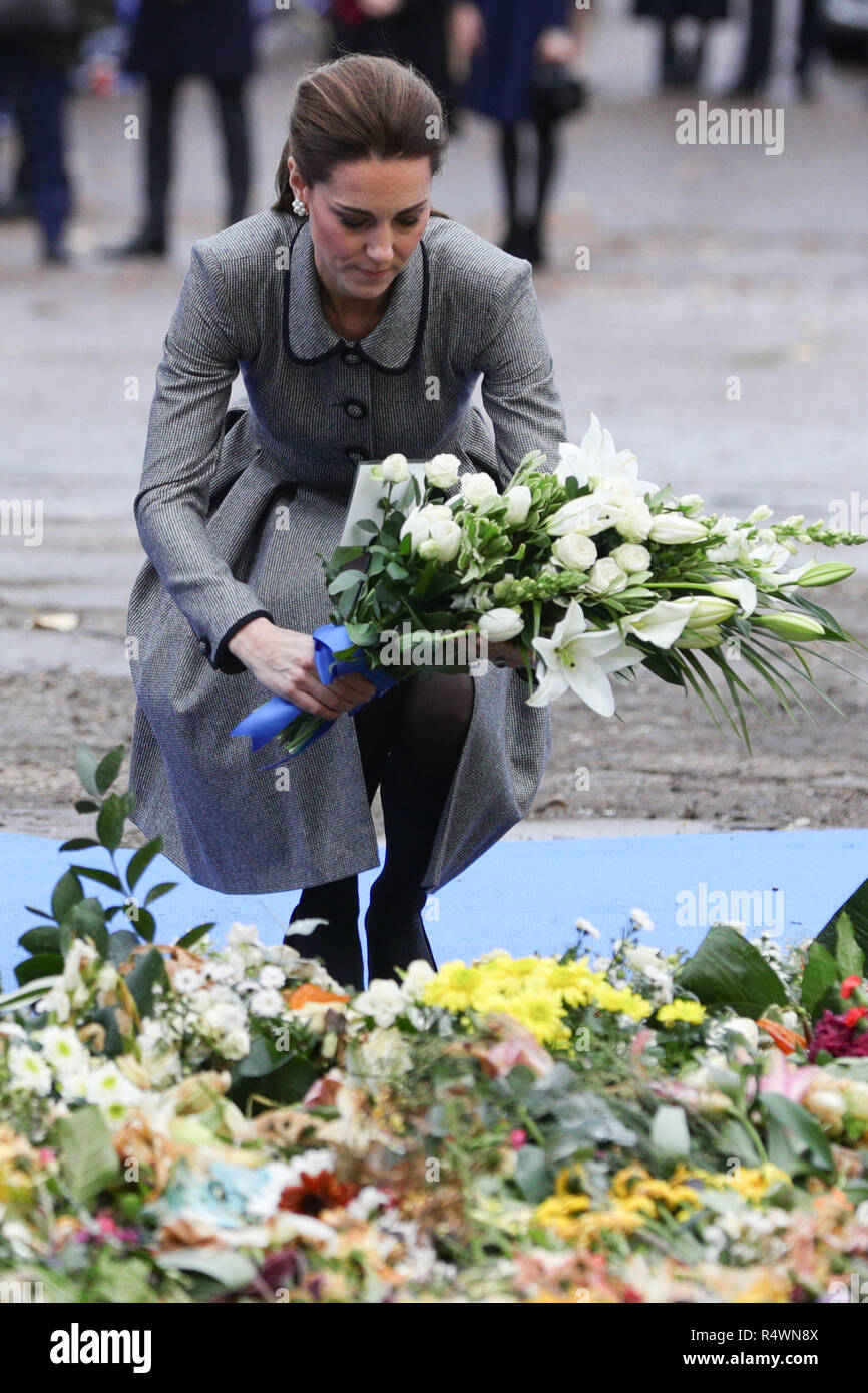 La Duchessa di Cambridge depone fiori nel sito tributo vicino al King Power Stadium del Leicester City Football Club, durante una visita a Leicester per rendere omaggio a coloro che sono stati uccisi durante l'incidente dell'elicottero il mese scorso. Foto Stock