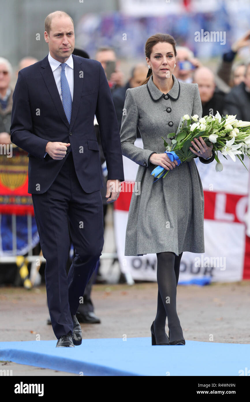 Il Duca e la Duchessa di Cambridge fiori laici presso il sito di tributo vicino a Leicester City Football ClubÕs re lo stadio di potenza, durante una visita a Leicester per rendere omaggio a coloro che sono stati uccisi in Elicottero incidente il mese scorso. Foto Stock