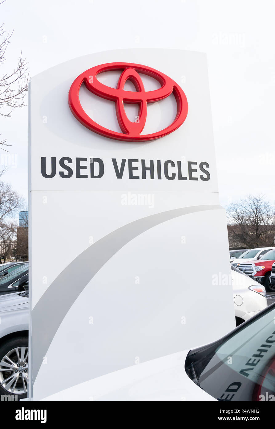 BLOOMINGTON, MN/STATI UNITI D'America - 18 novembre 2018: Toyota automobile concessionaria auto usate di segno e logo del marchio. Foto Stock