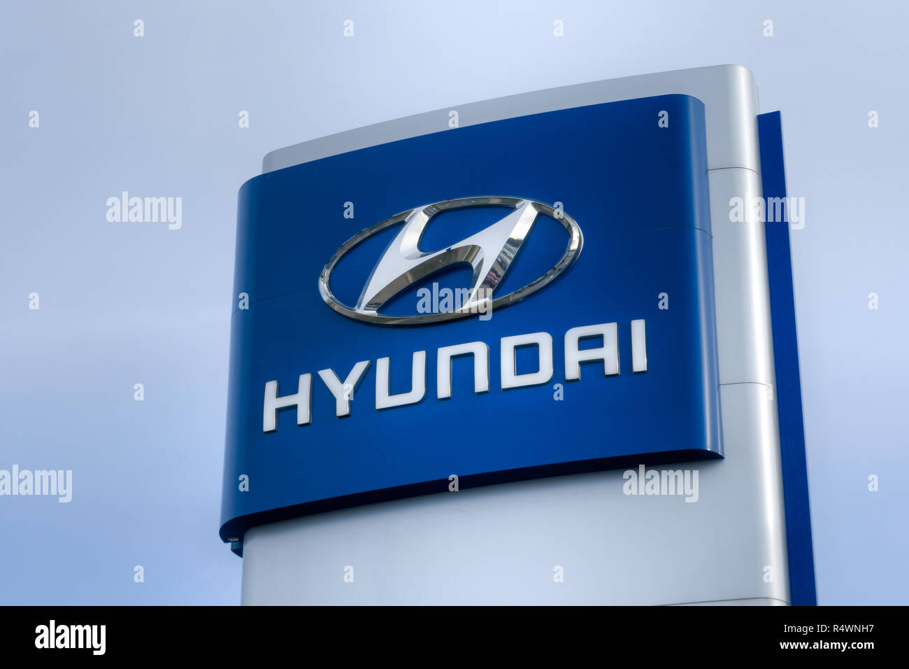 BLOOMINGTON, MN/STATI UNITI D'America - 18 novembre 2018: Hyundai concessionaria automobilistica segno e logo del marchio. La Hyundai Motor Company è un sud coreano multinatio Foto Stock