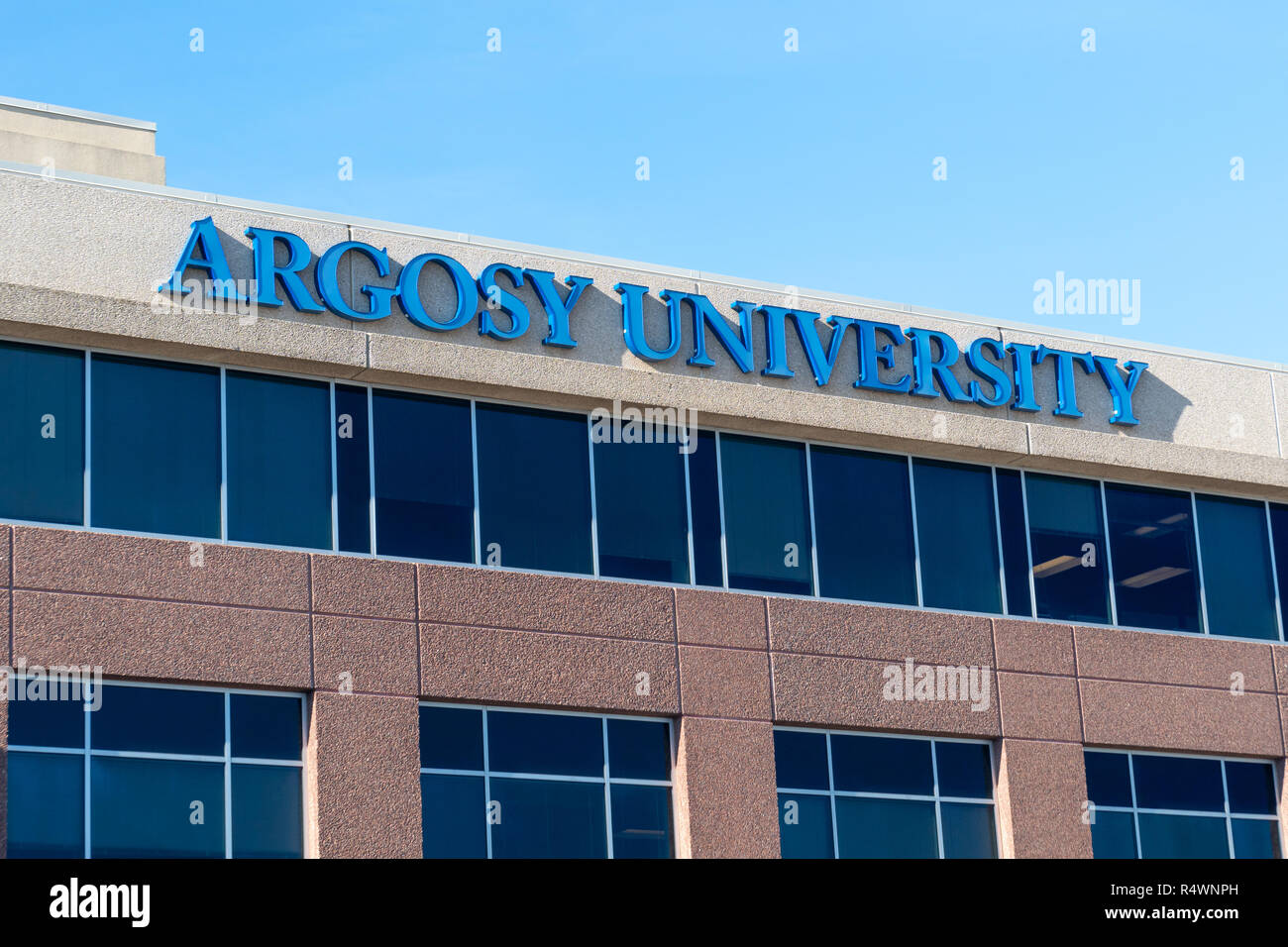 ST. PAUL, MN/STATI UNITI D'America - 18 novembre 2018: Argosy University esterno e logo del marchio. Argosy University è un sistema di fini di lucro collegi di proprietà di Dre Foto Stock