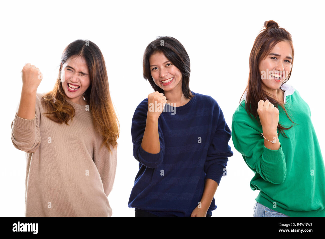 Studio shot di tre felice giovane donna asiatica amici sorridente whi Foto Stock