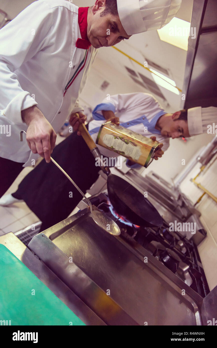 Lo chef prepara cibi, frittura in padella wok. La vendita e il concetto di cibo Foto Stock