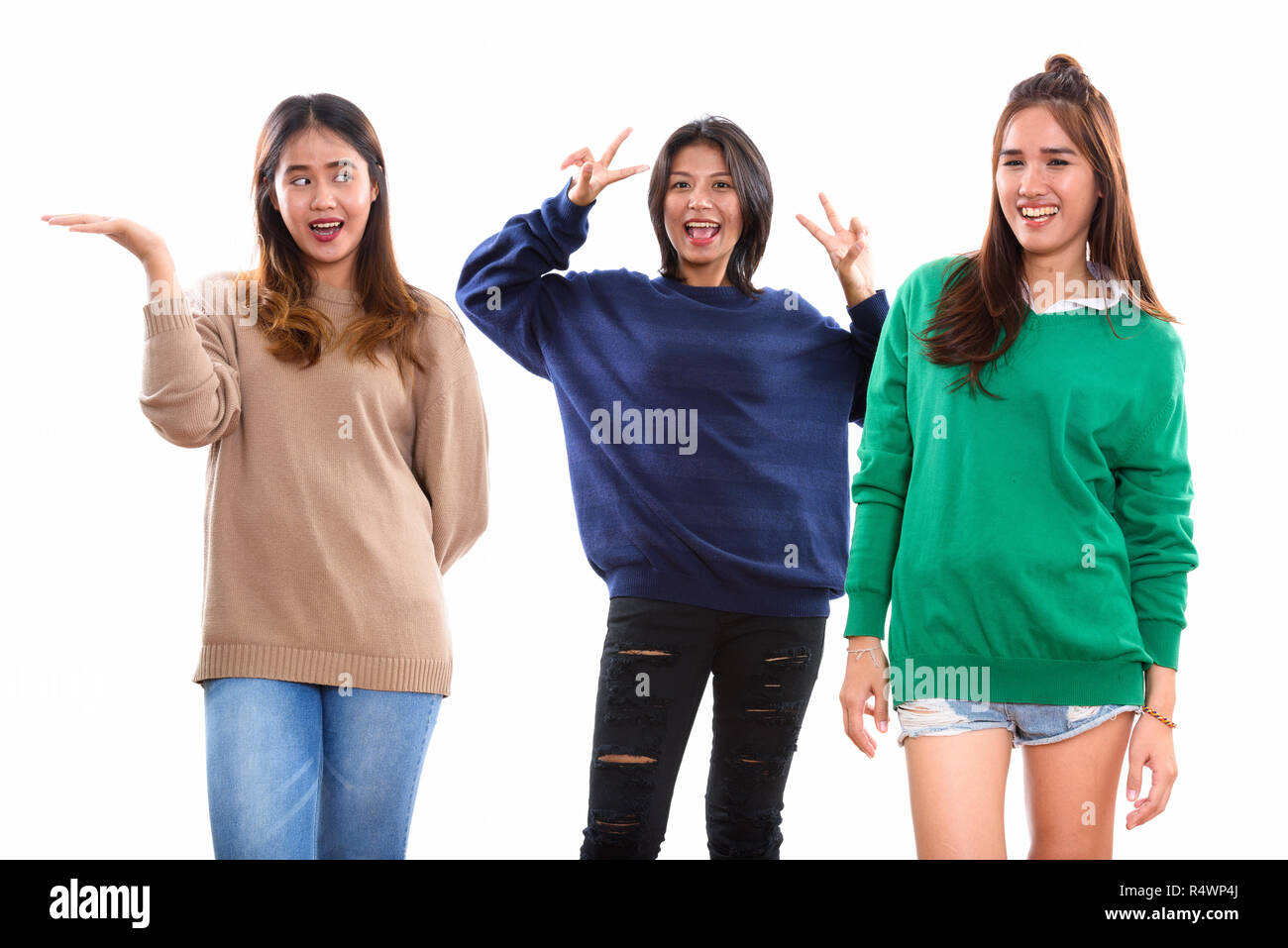 Studio shot di tre felice giovane donna asiatica amici e sorridente Foto Stock