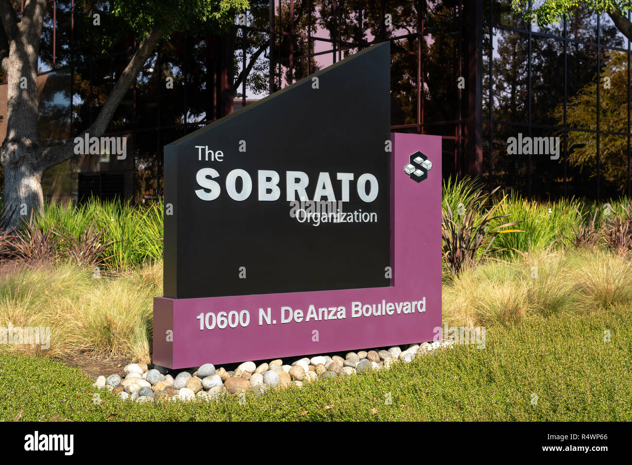 CUPERTINO, CA/USA - Ottobre 20, 2018: l'organizzazione Sobrato segno esterno e logo del marchio. Foto Stock