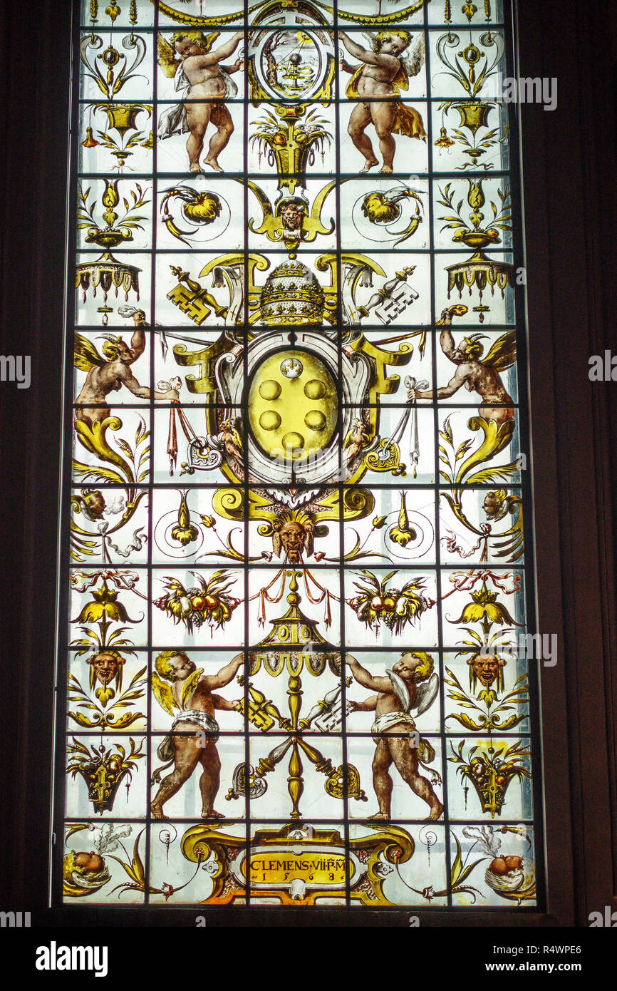 La Biblioteca Medicea Laurenziana (Biblioteca Medicea Laurenziana), Firenze, Italia. Xvi secolo vetrata recanti gli emblemi della famiglia Medici Foto Stock