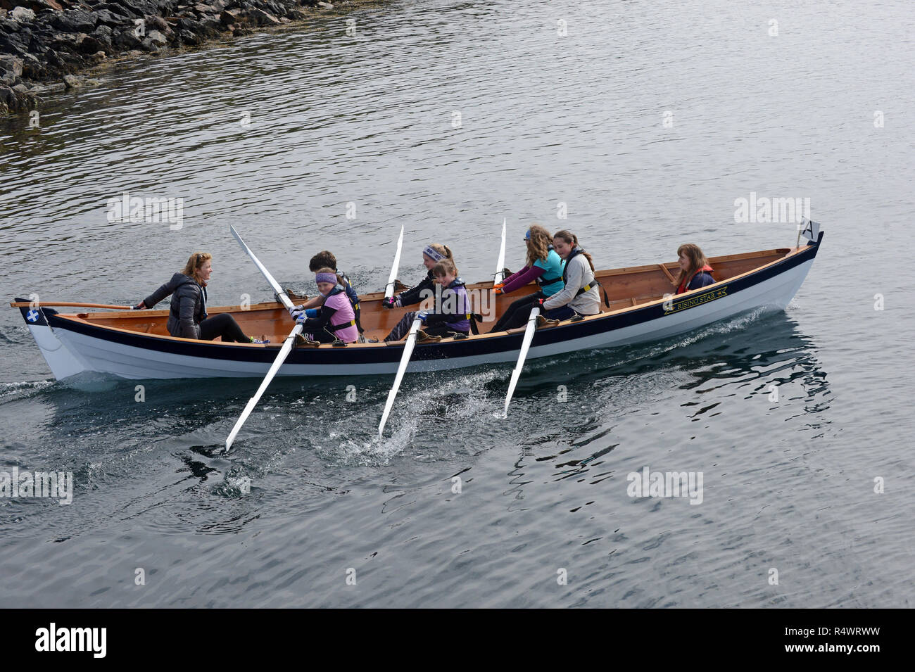 Shetland regata di canottaggio che si terrà in Hamnavoe Burra nelle isole Shetland durante l'estate. Le squadre locali gara per ciascun distretto Foto Stock
