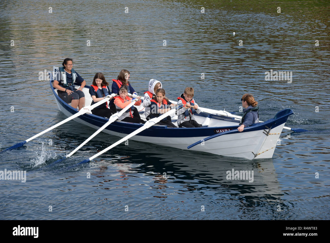 Shetland regata di canottaggio che si terrà in Hamnavoe Burra nelle isole Shetland durante l'estate. Le squadre locali gara per ciascun distretto Foto Stock