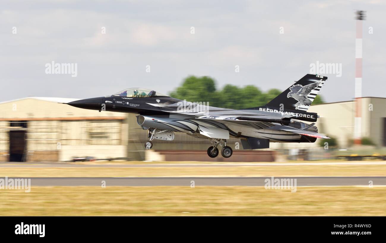 Aria belga Forza F-16 Fighting Falcon effettuando al 2018 Royal International Air Tattoo Foto Stock