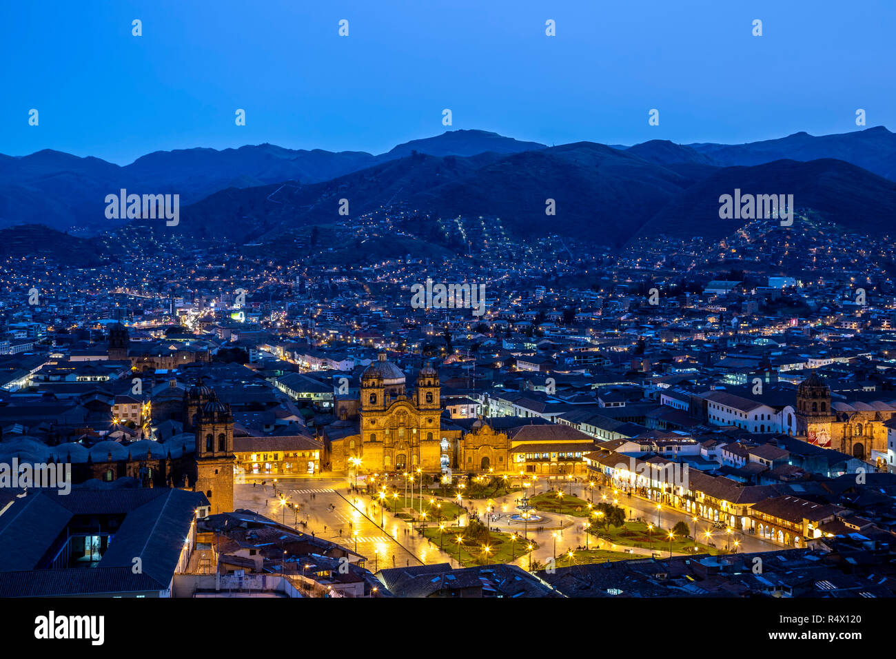 Plaza de Armas e la catena delle Ande al crepuscolo, Cusco, Perù Foto Stock