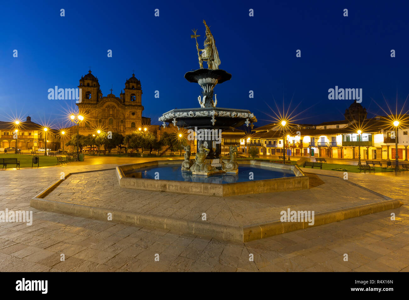 La Compania de Jesus Chiesa, la fontana e la statua di inca Pachacutec al crepuscolo, Plaza de Armas, Cusco, Perù Foto Stock