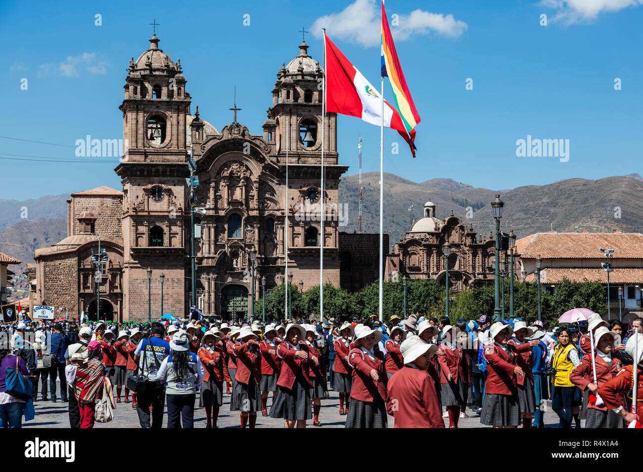Bambini i gruppi scolastici su parade durante Juramentacion de Policias Escolares evento (giuramento in occasione della cerimonia per la junior gruppi di polizia), La Compania de Jesu Foto Stock