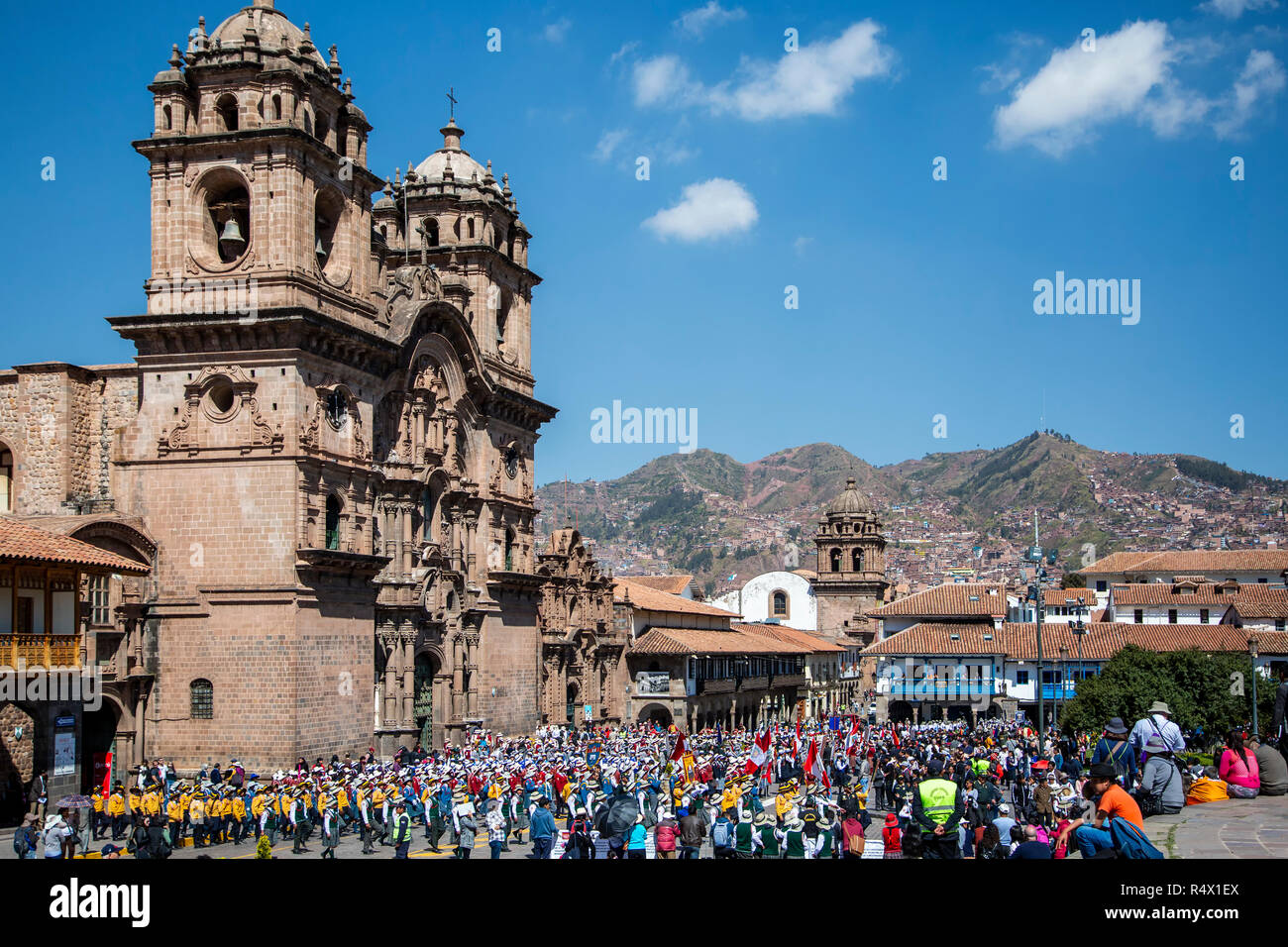 Bambini i gruppi scolastici su parade durante Juramentacion de Policias Escolares evento (giuramento in occasione della cerimonia per la junior gruppi di polizia), La Compania de Jesu Foto Stock