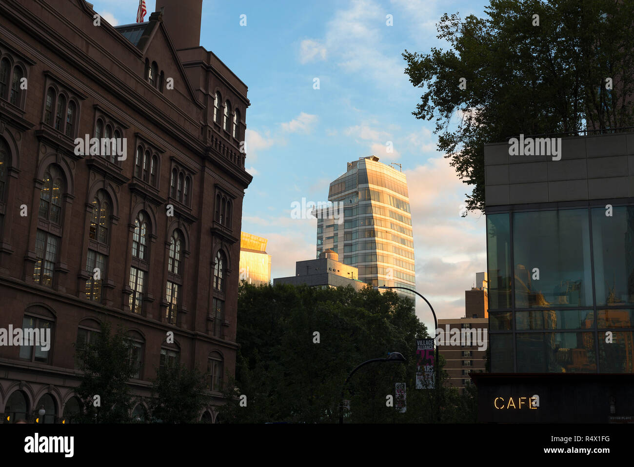 Guardando verso sud da Cooper Square a New York City per una persona in piedi su un ponte a Standard hotel in East Village. Foto Stock