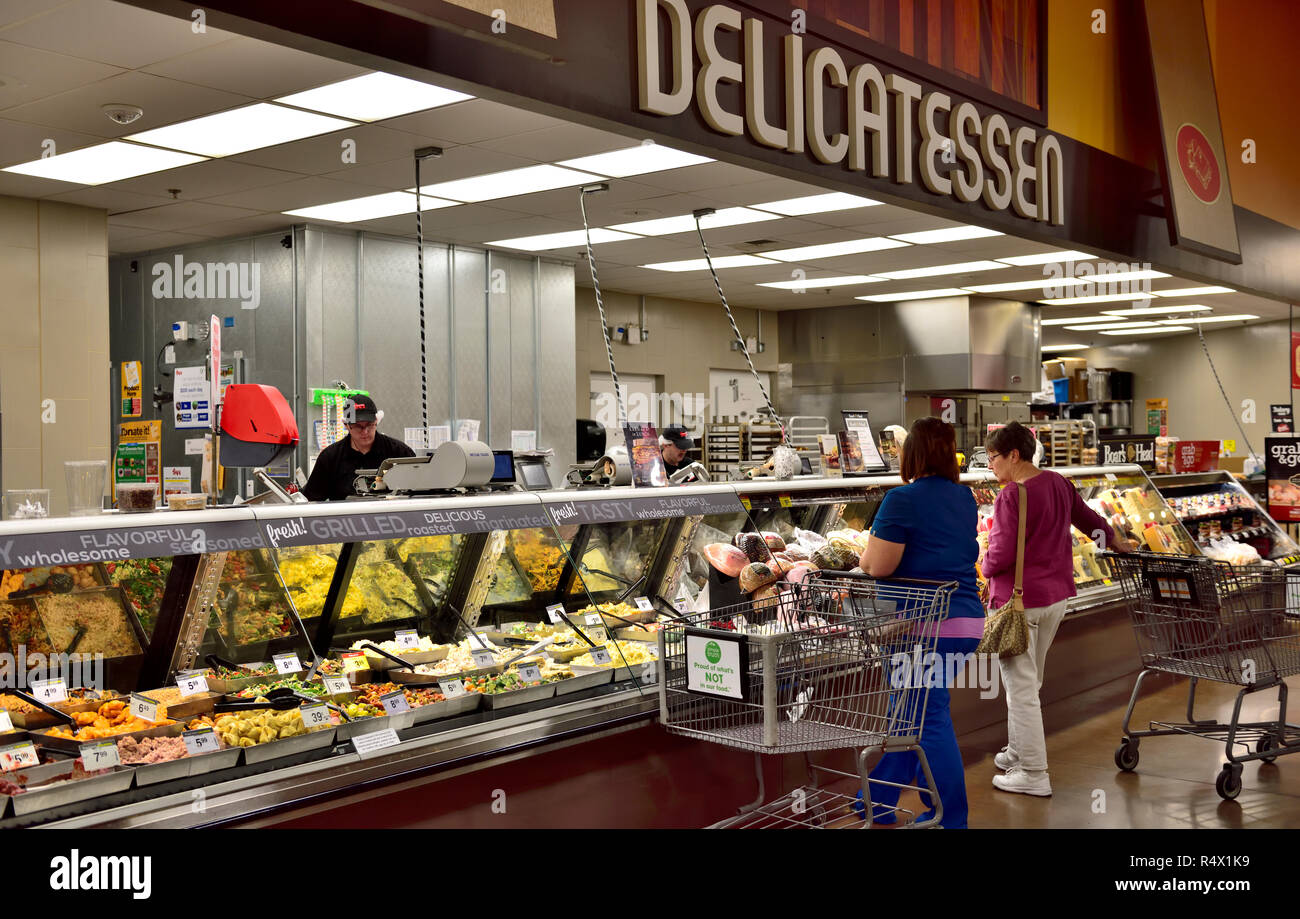 Supermercato contatore di delicatessen con i clienti, STATI UNITI D'AMERICA Foto Stock