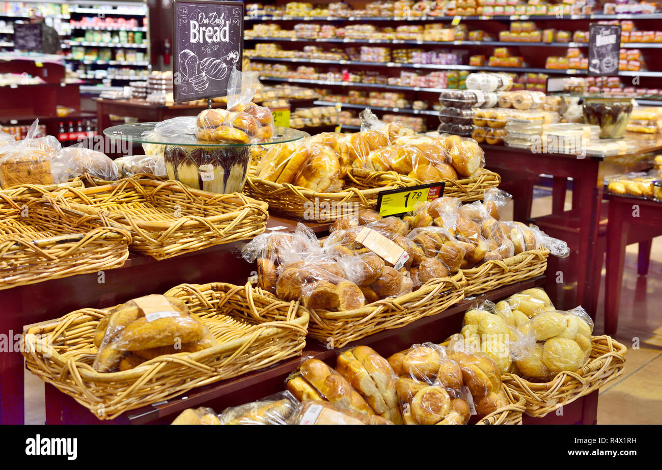 Pane fresco nel supermercato americano, ciascuna focaccia avvolti in plastica per igiene, Arizona, Stati Uniti d'America Foto Stock