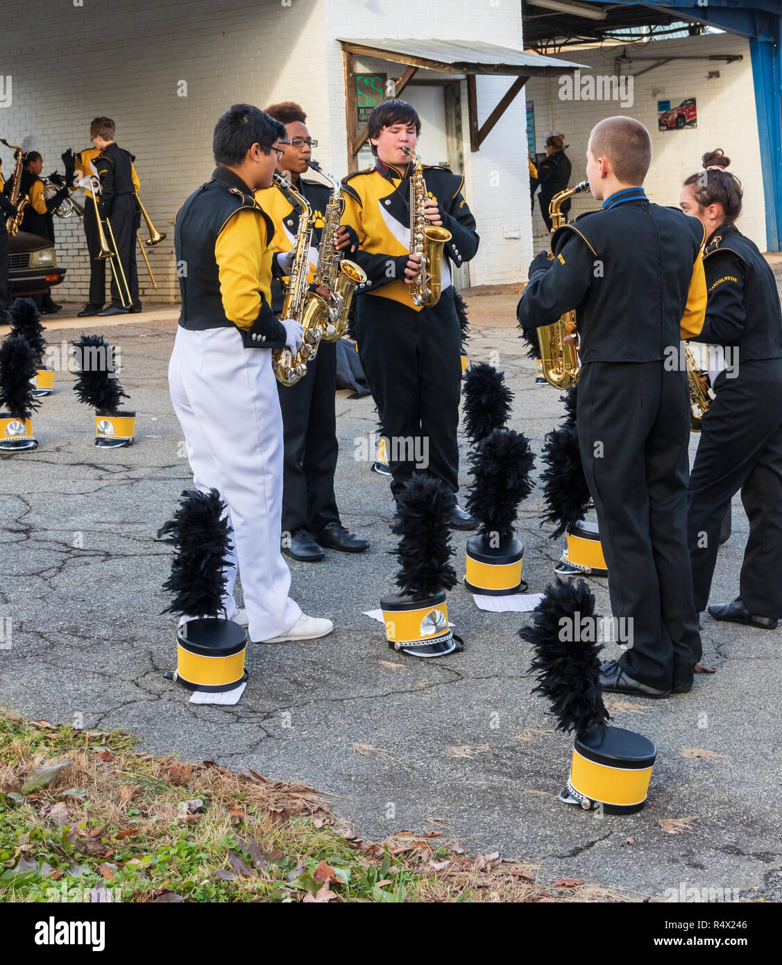 LINCOLNTON, NC, Stati Uniti d'America-11/25/18: Ssaxophonist in una marching band, praticando prima sfilata, con cappelli impostazione sul terreno. Foto Stock