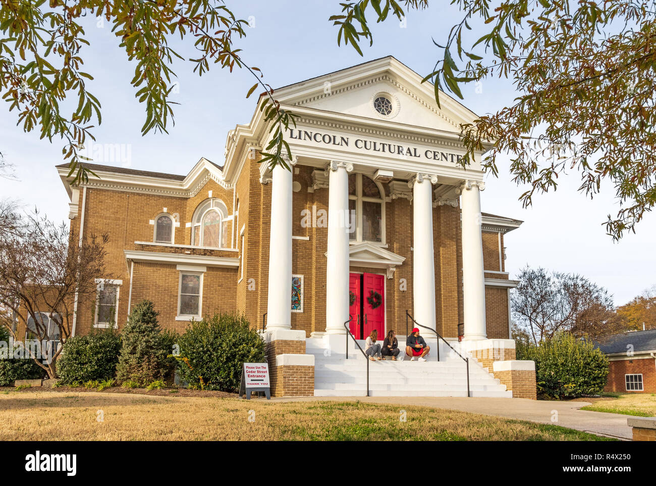 LINCOLNTON, NC, Stati Uniti d'America-11/25/18: anticamente la prima chiesa battista di edificio, il Lincoln Centro Culturale serve la contea come una organizzazione non-profit. Foto Stock