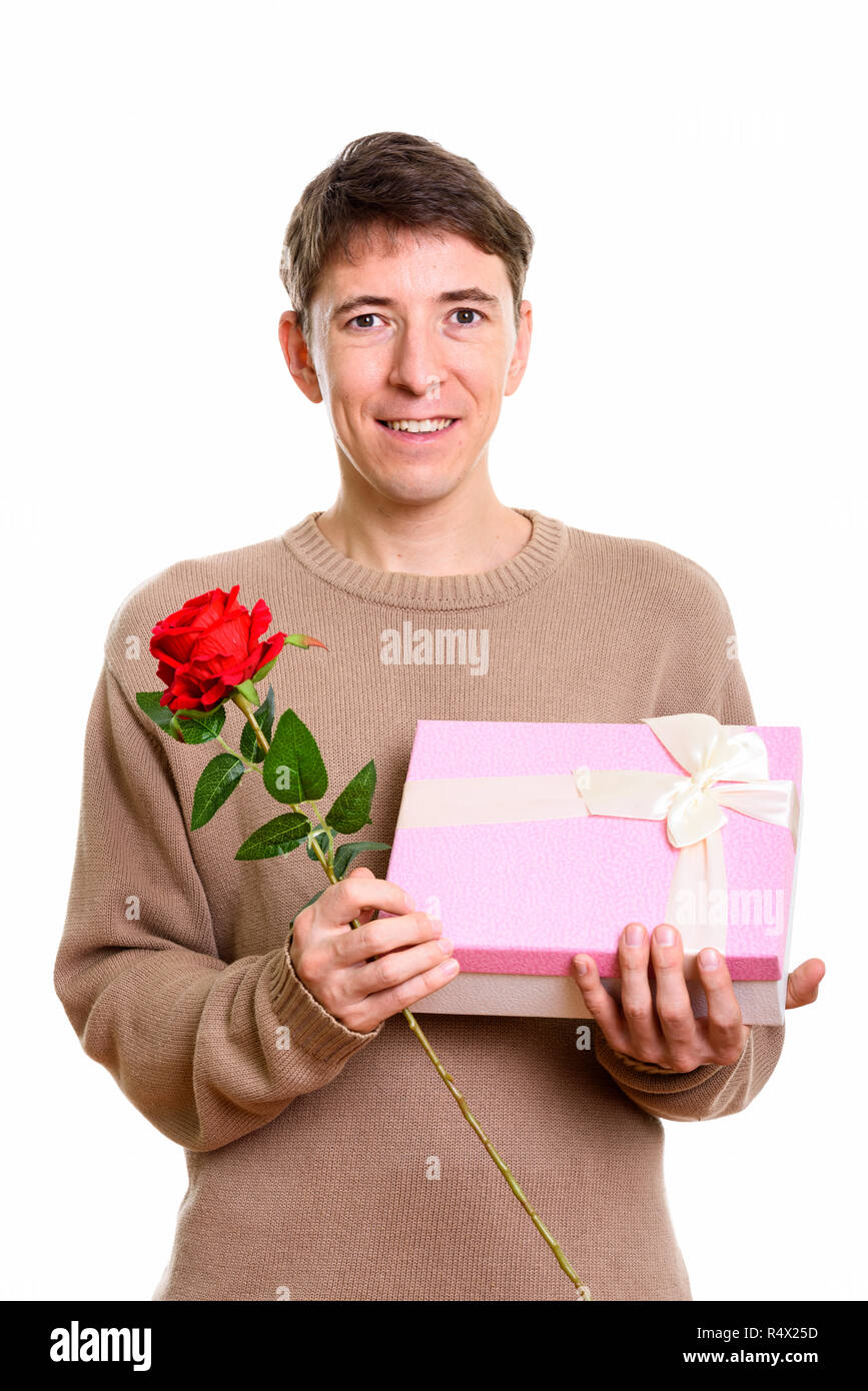 Felice l'uomo sorridente mentre si tiene il red rose e confezione regalo pronto per Foto Stock