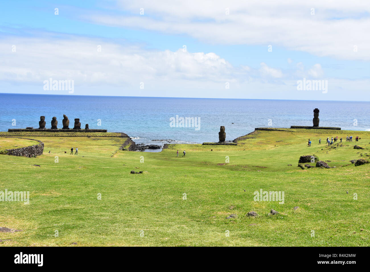 Il Tahai complesso cerimoniale sull'Isola di Pasqua (Rapa Nui). Caratteristiche moai restaurati da William Mulloy Foto Stock
