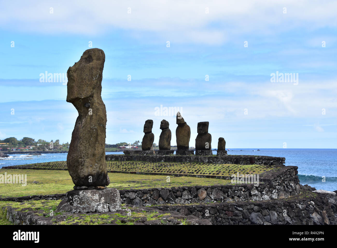 Moai all'Tahai complesso cerimoniale, Isola di Pasqua (Rapa Nui) . Ahu Tahai in primo piano e Ahu Vai Ure in background. Foto Stock