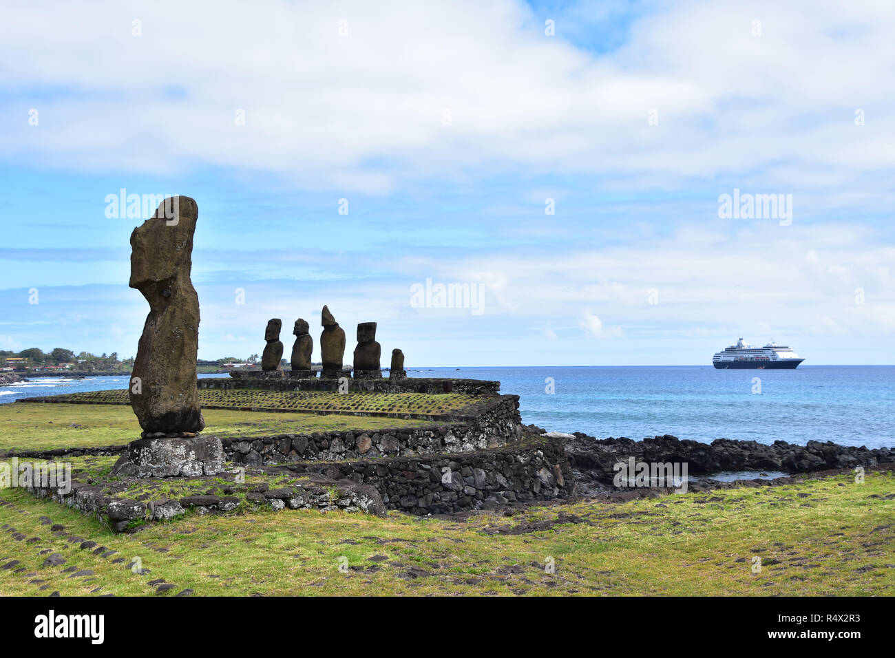 Moai all'Tahai complesso cerimoniale, Isola di Pasqua (Rapa Nui) . Ahu Tahai in primo piano e Ahu Vai Ure in background. Nave da crociera: Ms Maasdam Foto Stock