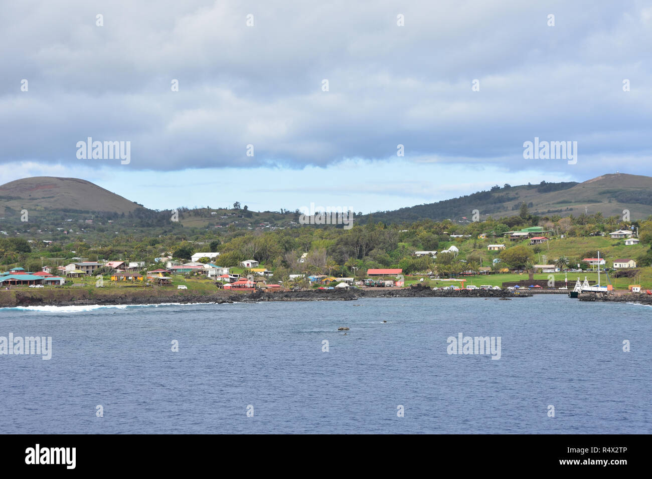 Hanga Roa, Rapa Nui (l'Isola di Pasqua) dal porto. Capitale dell'Isola di Pasqua e la più grande città con una popolazione di circa 3.500. Foto Stock