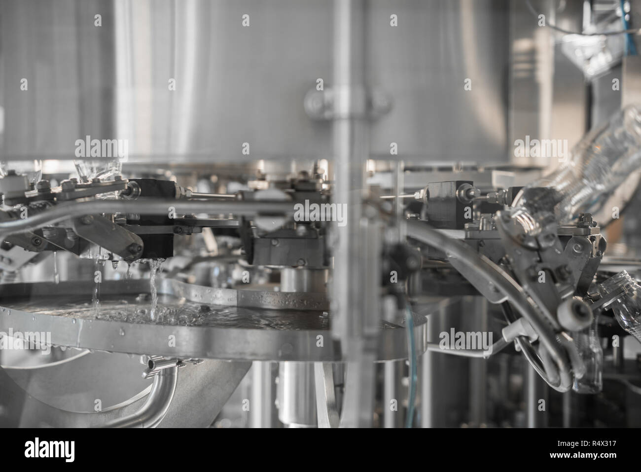 Il riempimento di latte in bottiglie di plastica in fabbrica. apparecchiature presso il caseificio Foto Stock