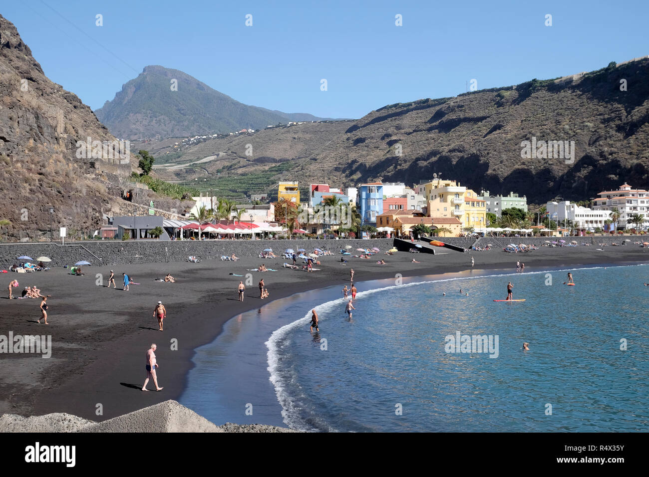 La spiaggia di Puerto de Tazacorte, La Palma con la caratteristica sabbia vulcanica. Foto scattata in novembre. Foto Stock