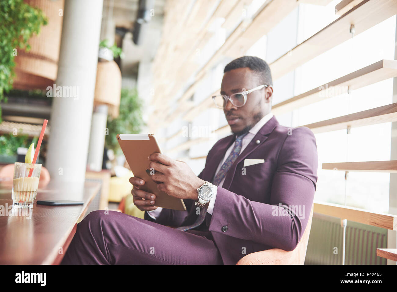 Una bellissima giovane africano americano che pensa una seria idea. Fiducioso nel prendere decisioni di business Foto Stock