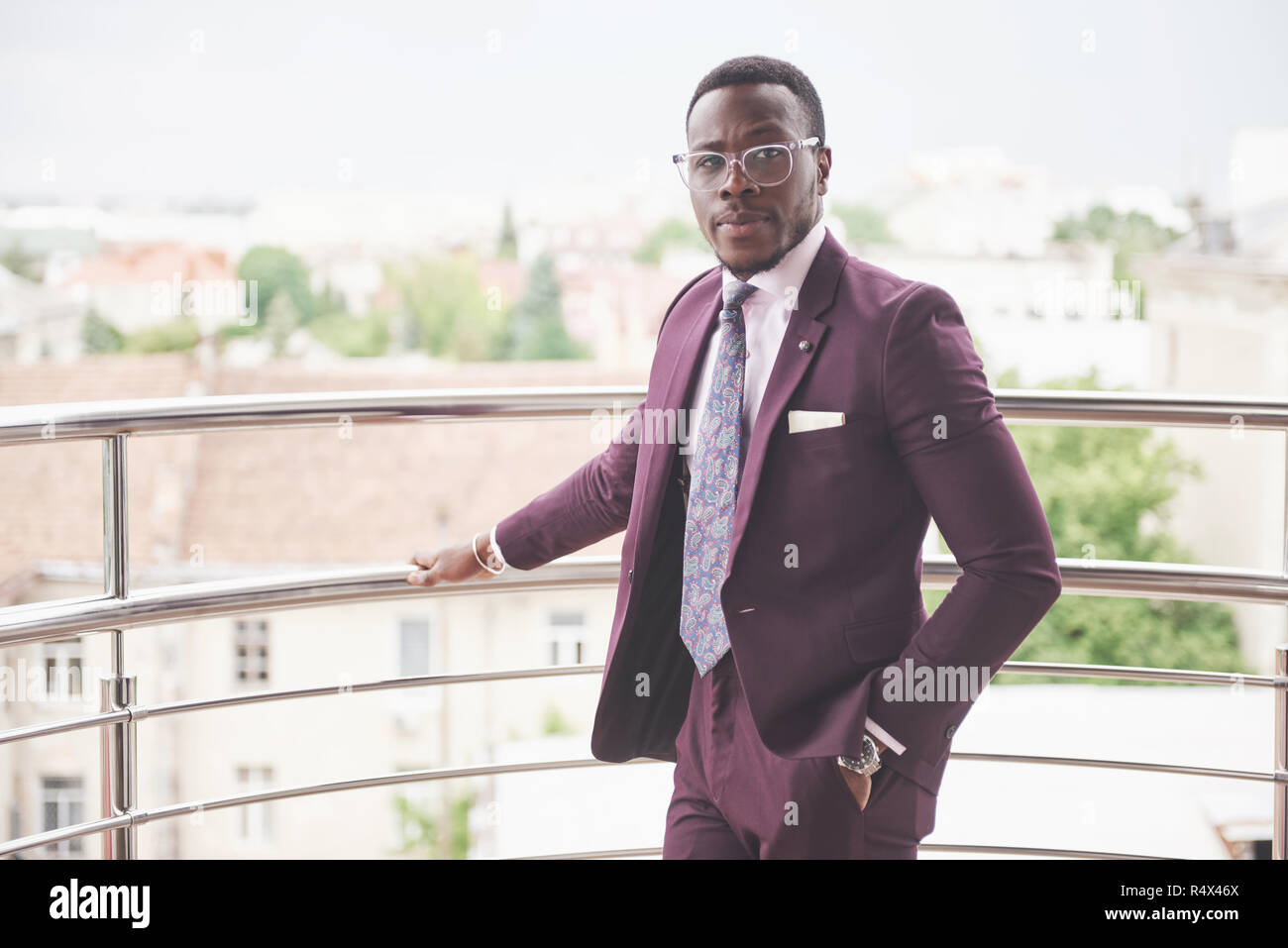 Una bellissima giovane africano americano che pensa una seria idea. Fiducioso nel prendere decisioni di business Foto Stock