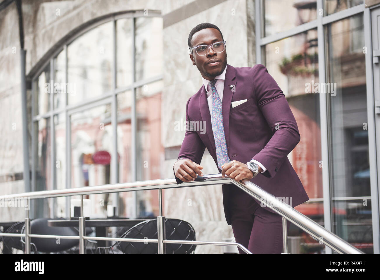 Una bellissima giovane africano americano che pensa una seria idea. Fiducioso nel prendere decisioni di business Foto Stock