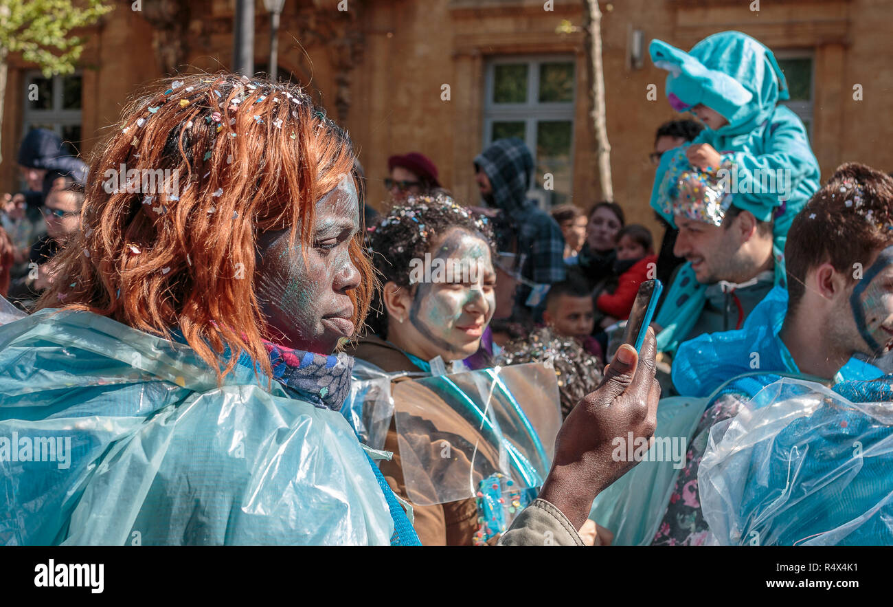 Telefono cellulare della dipendenza in una sfilata Foto Stock