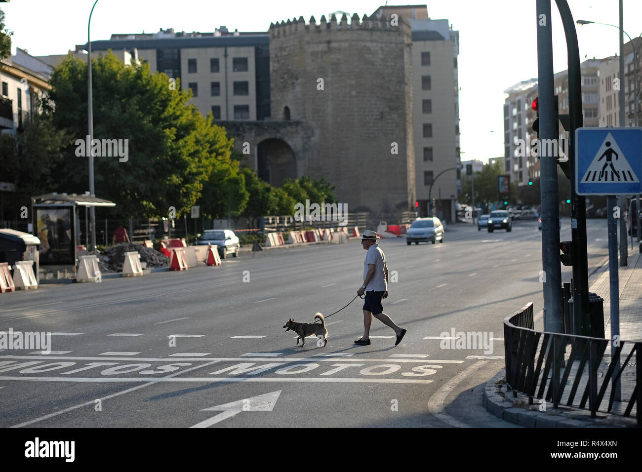 Vuoto Agosto strade durante l'estate a Cordoba, Andalusia. Foto Stock