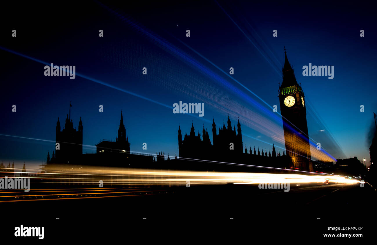Il Palazzo di Westminster e il Big Ben nel centro di Londra al tramonto con il traffico delle ore di punta del traffico da striature Foto Stock